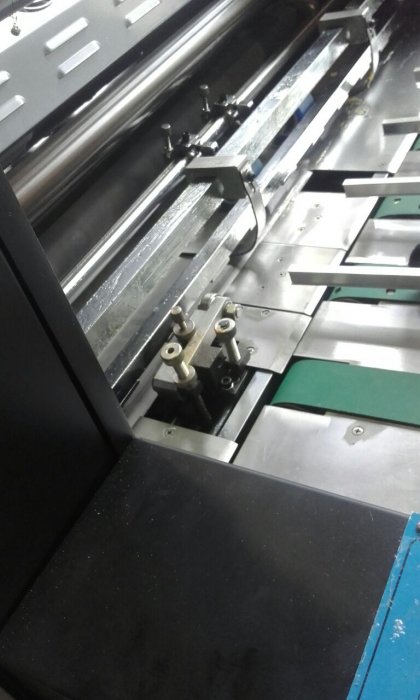  В типографии КС-Принт был установлен промышленный ламинатор XFMA-740 UV. Данный ламинатор обладает встроенной УФ сушкой на выходе, а также электромагнитным нагревателем и автоматом бокового равнения.