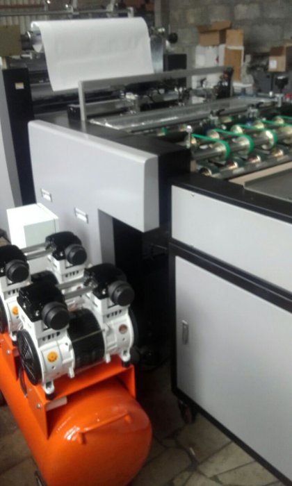  В типографии КС-Принт был установлен промышленный ламинатор XFMA-740 UV. Данный ламинатор обладает встроенной УФ сушкой на выходе, а также электромагнитным нагревателем и автоматом бокового равнения.
